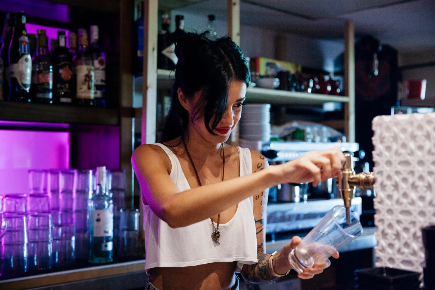 Cantinera tirando una caña